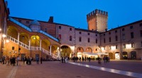 Ferrara, plaza del Ayuntamiento. El teatro está a la izquierda.