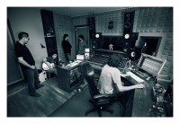 La sala de control, con Miguel y Kike